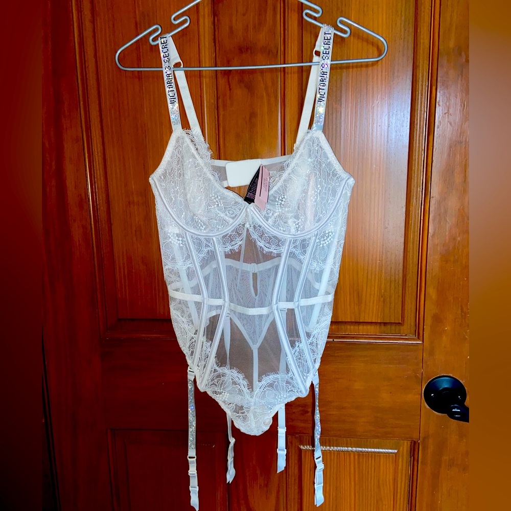 Victoria's Secret White Lace Bra  lingerie With Molded Cups NWT